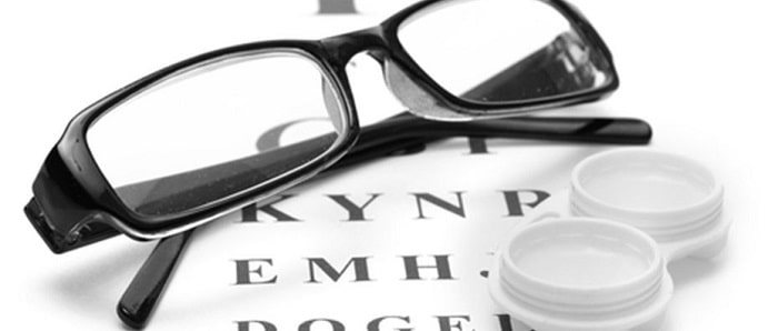 استفاده از لنز بهتر است یا عینک؟ مقایسه لنز طبی با عینک طبی
