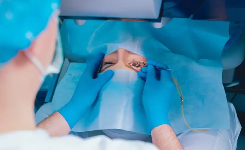 مقایسه عمل لیزیک و فمتولیزیک