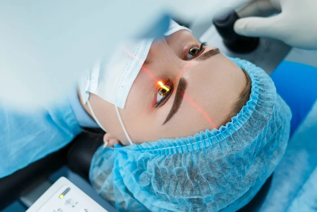 بهترین دکتر عمل حذف عینک در تهران